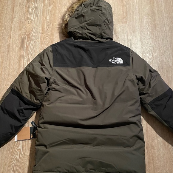 The North Face McMurdo Parka Taupe
Green - Picture 3 of 9
